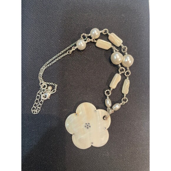 Avon Mother of Pearl Flower Abalone Shell Bead Necklace 16" - Picture 2 of 8